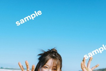 富田鈴花、ヘルシーな水着姿で無邪気な笑顔 ポストカード絵柄公開【鈴花サーキット】 画像