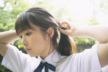 乃木坂46小川彩、爽やかな制服姿にドキッ！自然豊かな古民家＆緑の中の清流を舞台にあふれる透明感 画像