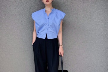 ブルーの「ショート丈ブラウス」が主役。絶妙な丈感×ワイドパンツで作るシャープな装い【40代の毎日コーデ】 画像
