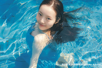本田真凜、濡れ髪が美しいドレス姿のプールSHOTに釘付け！夏らしい装いでヘルシーボディを披露 画像