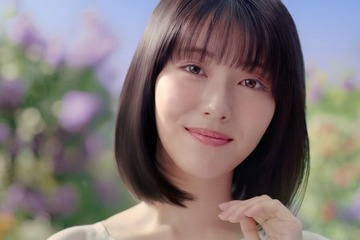 浜辺美波「嬉しくて幸せな気持ちに」最も記憶に残っている誕生日エピソード明かす 白ワンピ姿で新CM出演 画像