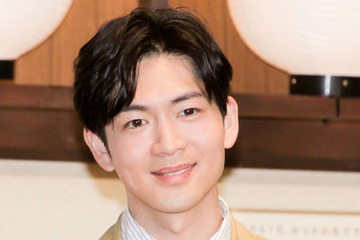 松下洸平、クールなオールバックヘアのスーツSHOTに反響「目の保養」「めっちゃカッコイイ」 画像