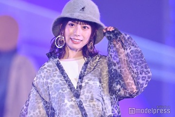 元日向坂46東村芽依、ベアトップで美デコルテ輝く「彼女感すごい」「最強ビジュ」と絶賛の声 画像