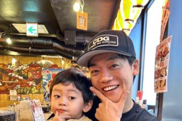 おばたのお兄さん、1歳愛息子と“お揃いポーズ”でパシャリ！親子2SHOT披露「久しぶりの家族タイム」 画像