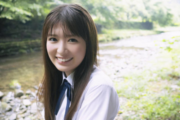 乃木坂46小川彩、夏の川辺をバックに自然体な笑顔がキラリ！透明感あふれる制服SHOT公開 画像