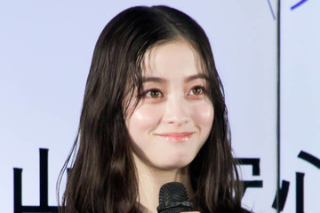 橋本環奈、美脚披露のミニ丈ワンピSHOTに絶賛の声「最高」「綺麗すぎます！」 画像
