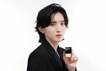 なにわ男子・道枝駿佑、ブラックスーツ姿で光纏いランウェイ 中国コスメアンバサダー2年連続就任＆新ムービー公開 画像