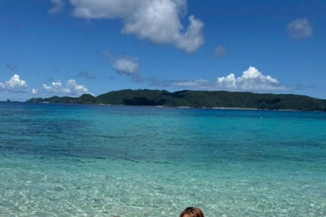 新山千春、家族で沖縄・座間味島へ！美ボディ際立つ水着SHOTには「スタイルの維持も完璧」「綺麗な背中」の声 画像