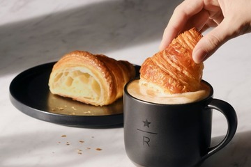 スタバ、新宿に新スタイルのカフェベーカリー出店 ラテにクロワッサンを浸し食べる“大人のご褒美体験”提案 画像