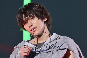 山下幸輝、袖を通さないパーカー斬新着こなし披露 逞しい腕のぞく【TGC2025A/W】 画像