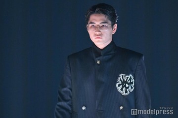 「あんぱん」千尋役・中沢元紀、リムレス×オールバックでダークな雰囲気【TGC2025A/W】 画像