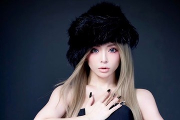 浜崎あゆみ、美バスト際立つベアトップ衣装姿「かっこいい」「スタイル良すぎ」 画像