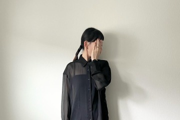 シアーシャツ×バギーカーブジーンズ。【ユニクロ】人気アイテムで完成するワントーンの着こなし【40代の毎日コーデ】 画像