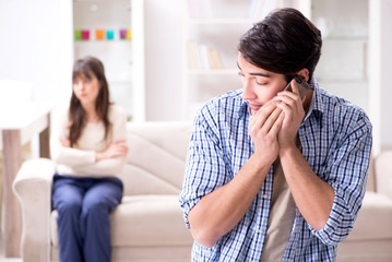 結婚7年目。子育て中の妻から「シンママ」に乗り換えた不倫夫。離婚後、住宅ローンは夫が返済して妻が住み続けられる？【行政書士が解説】 画像