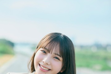 日向坂46下田衣珠季、ギター持ちキュートな笑顔「五期生のぽかぽか写真館」5人目公開 画像