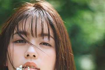 小芝風花、“デビュー15周年イヤー”2026年カレンダー決定 花テーマに6つのイメージ表現【コメント】 画像