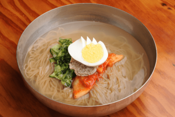 韓国の冷麺屋で…食事を注文すると「えっ！」→困惑した”お箸の収納場所”とは！？ 画像