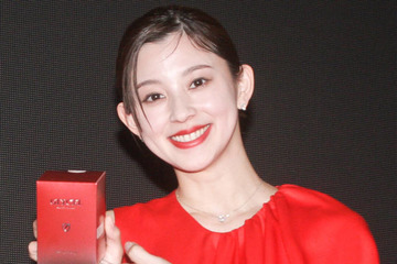 朝比奈彩「すごく可愛い」産後復帰の雑誌撮影で愛用した“血色感チーク”を紹介 画像