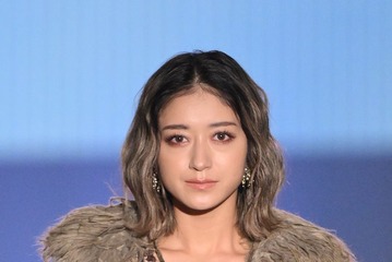 みちょぱ、ガーリーなフリルから美脚見せ コートなびかせ圧巻ランウェイ【TGC北九州2025】 画像