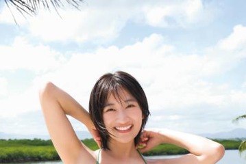 榎原依那、豊満バスト際立つビキニSHOTに釘付け！夏のフィジーと冬のシドニーで多彩な表現力を発揮 画像