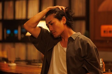 赤西仁、髪かきあげ・凛々しい剣道着・ベッドに倒れる姿…色気溢れる新カット解禁【匿名の恋人たち】 画像