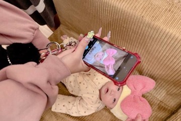 辻希美、“我が家の人気者”生後2ヶ月次女のキュートSHOT公開「夜中は怪獣だけど かわいい」 画像
