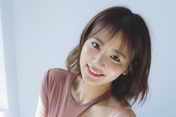 平嶋夏海、変形ビキニ姿で美谷間くっきり 抜群スタイル際立つ 画像