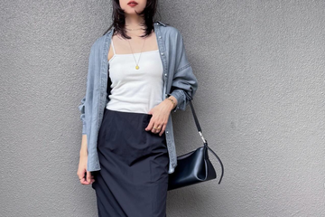 グレーデニムもやわらか素材ならレディライク。×黒スカートでつくる大人の抜け感カジュアル【40代の毎日コーデ】 画像