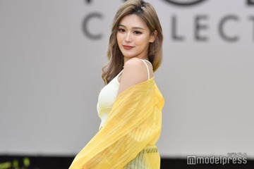 せいせい、マイクロミニ×網タイツで圧巻スタイル披露「完璧な脚線美」「クールでセクシー」絶賛の声 画像