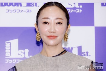 神崎恵、息子3兄弟の姿公開「スタイル抜群」「かっこいい」と話題 画像