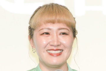 丸山桂里奈、“可愛い盛り”2歳娘とのほっこりSHOT披露「シールを顔面に貼られました」 画像