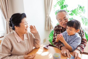 祖父母が大好きな5歳の孫　祖母がよろけて祖父が支えると…→孫の”発した一言”に全員が笑顔！？ 画像