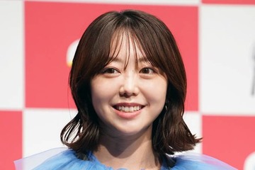 峯岸みなみ、夫・てつや＆娘とのバースデーSHOTに反響「素敵な家族だなぁ」「おしどり夫婦」 画像