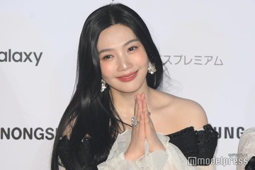 Red Velvetジョイ、ミニ丈シャツからほっそりウエスト披露「引き締まってる」「美しすぎ」と反響 画像