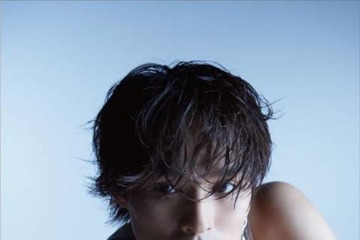 注目の俳優・兵頭功海、挑戦的なまなざしにドキッ！非日常ファッションで新たな魅力 画像