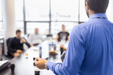 人前で話すのが苦手な会社員　仕事で評価も低かったが…⇒1年後、周囲「まるで別人」 画像