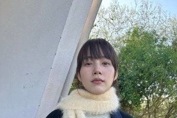 のん、ふわもこストールを巻いた冬コーデに反響「可愛らしい」「すごくほっこり」 画像