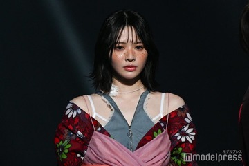 FRUITS ZIPPER鎮西寿々歌、そばかすメイクで印象ガラリ 変形トップスの着こなしに視線集中【TGC広島2025】 画像