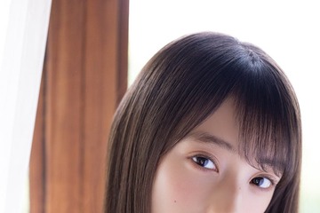 乃木坂46矢田萌華、真っ白ニットワンピ姿で“人生初”クリスマスツリー飾り付け「ボム」初表紙【独占カットあり】 画像
