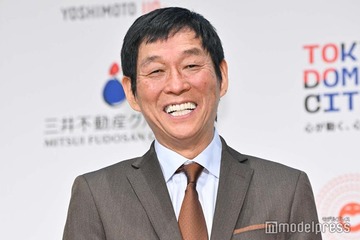 明石家さんま、長男・二千翔さんの結婚式3ショットが話題「貴重」「格好良い父親」 画像