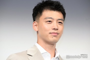 竹内涼真、金髪ロン毛パーマで雰囲気ガラリ「ギャップがすごい」「大人の色気」と注目集まる 画像