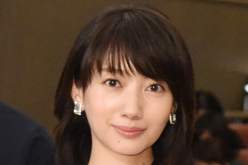 波瑠、PRADAのバッグ＆アクセサリーが映える冬コーデに絶賛の声「本当に美人さん」「肌白くて綺麗」 画像