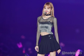 BLACKPINKリサ、全身シースルードレスで美スタイル透ける「凄い衣装」「異次元のオーラ」と反響 画像