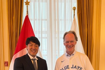 ブルージェイズ岡本和真選手、カナダ大使館で駐日大使と握手「SHOGUN 将軍」カナダ撮影に期待も 画像