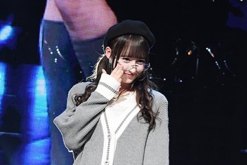 iLiFE!若葉のあ、ベレー帽×リムレスメガネで新たな魅力 美脚輝くミニ丈コーデで会場魅了【学生ランウェイ】 画像