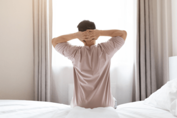 仕事に集中できない社会人…23時就寝の朝型生活を始めると⇒残業が20時間減！？ 画像