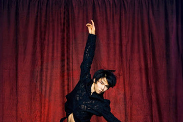 羽生結弦、高い跳躍で際立つ圧巻の肉体美！最新写真集『羽』収録の先行カット公開 画像