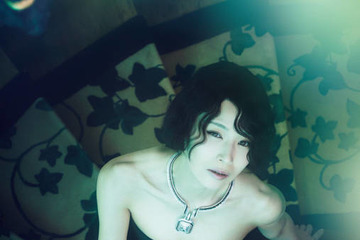 椎名林檎、美デコルテ際立つハイジュエリーSHOT！艶やかさ＆女神のような気高さで魅せる 画像