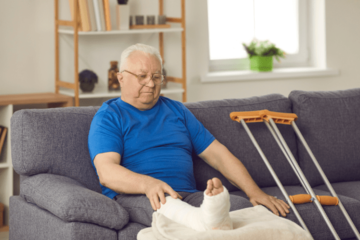 仕事で骨折した祖父…孫の一言「じいじ、痛いんだよね」に涙→孫が取った行動に「大喜び」 画像