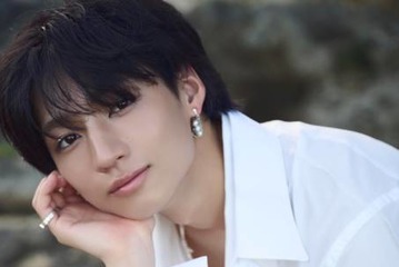 注目の若手俳優・志賀李玖、スタイリッシュな白シャツSHOT披露！初の写真集は魅力あふれる1冊に 画像